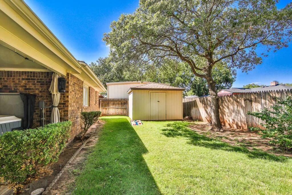 Hot Tub, Privacy, Sleeps 11 & Tons Of Space! Lubbock Exteriér fotografie