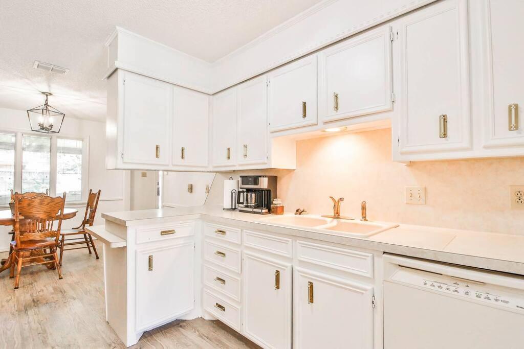 Hot Tub, Privacy, Sleeps 11 & Tons Of Space! Lubbock Exteriér fotografie
